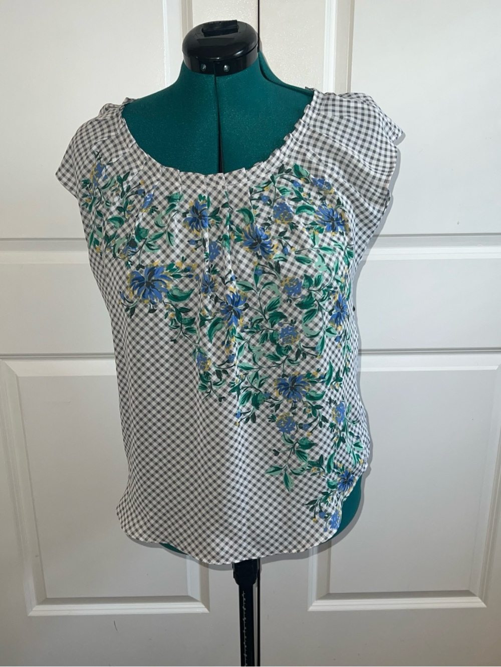 LC Lauren Conrad Gray Gingham Floral Cap-Sleeve Bow Back Pleated Front Blouse M